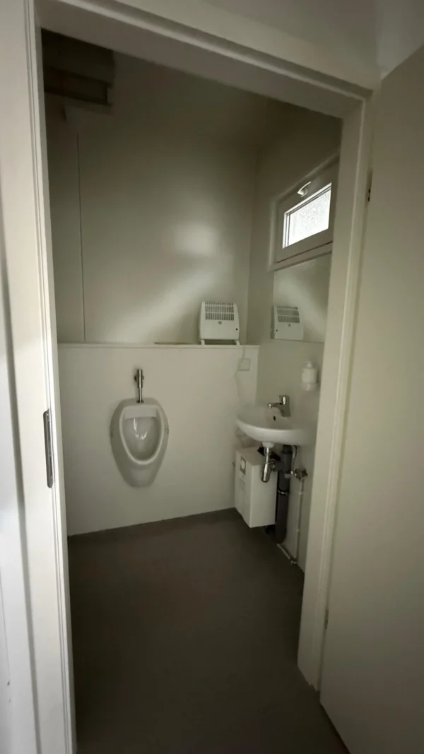 Container mit Toilette – Bild 2